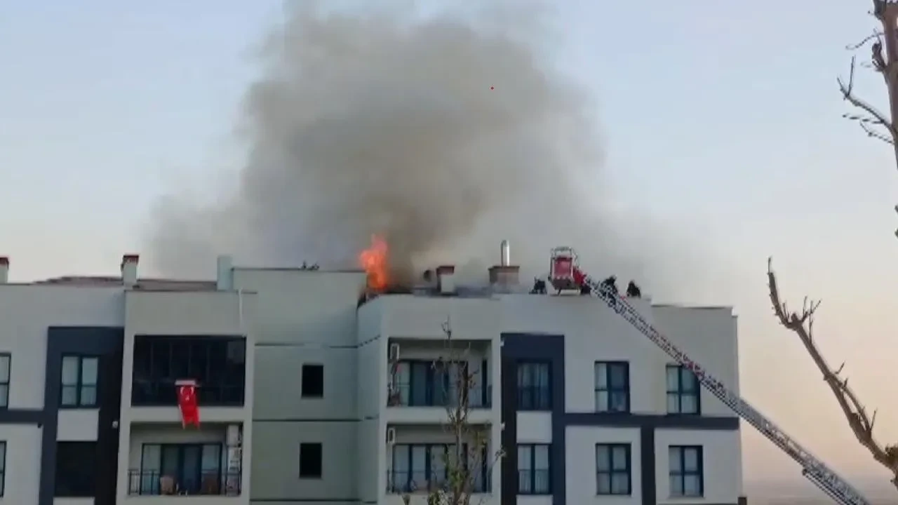 Kırıkhan Özyörük Mahallesinde çatı yangını söndürüldü