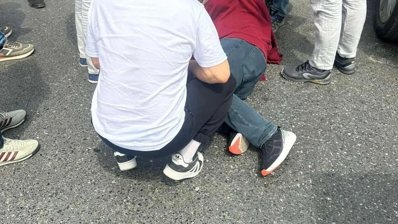 Sakarya Serdivanda motosikletli kurye ile otomobil çarpıştı