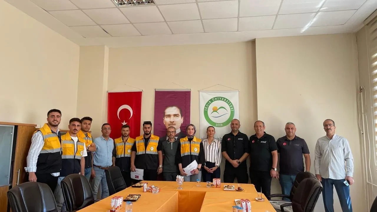Iğdır Üniversitesi öğrencileri AFAD gönüllü kimliklerini aldı