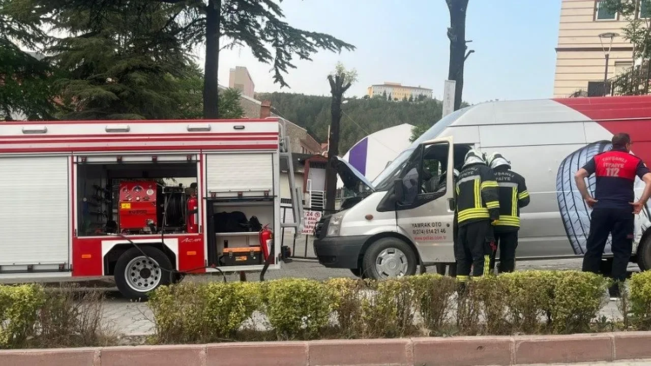 Tavşanlı sürücüsü ve esnaflar minibüs yangınını söndürdü