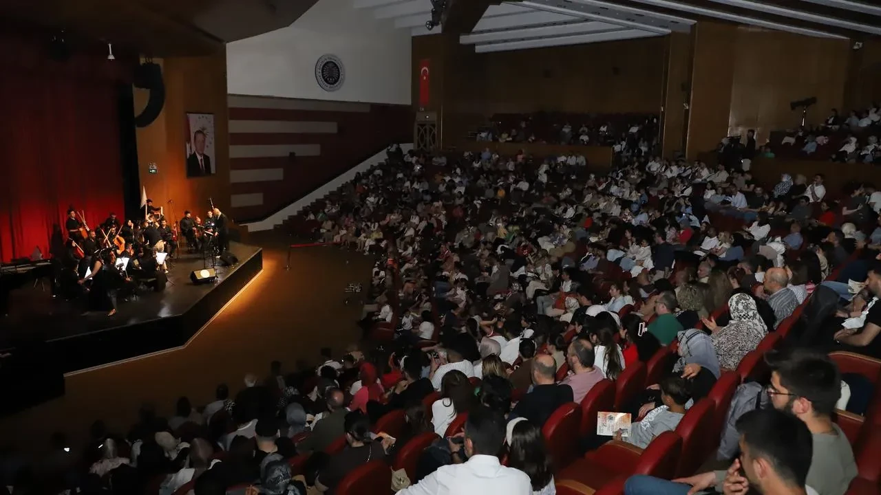 Atatürk Üniversitesi Oda Orkestrası ilk konserinde büyüledi