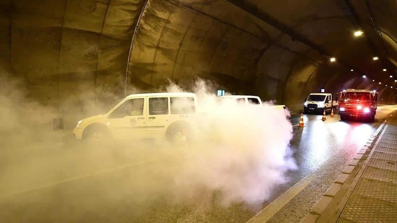 Konak Tünelinde itfaiye ekipleri yangın tatbikatı gerçekleştirdi