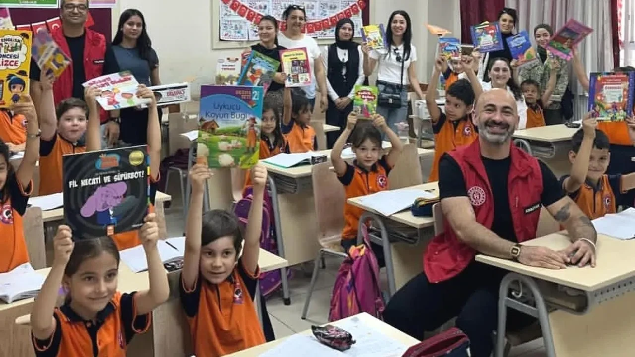 Köşk MYO öğrencileri Atatürk İlkokulunda kitap dağıttı