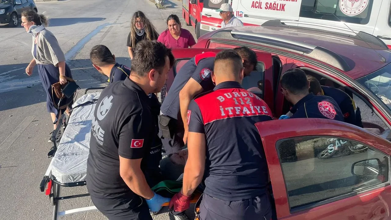 Burdur Fethiye yolunda iki araç çarpışarak parçalandı