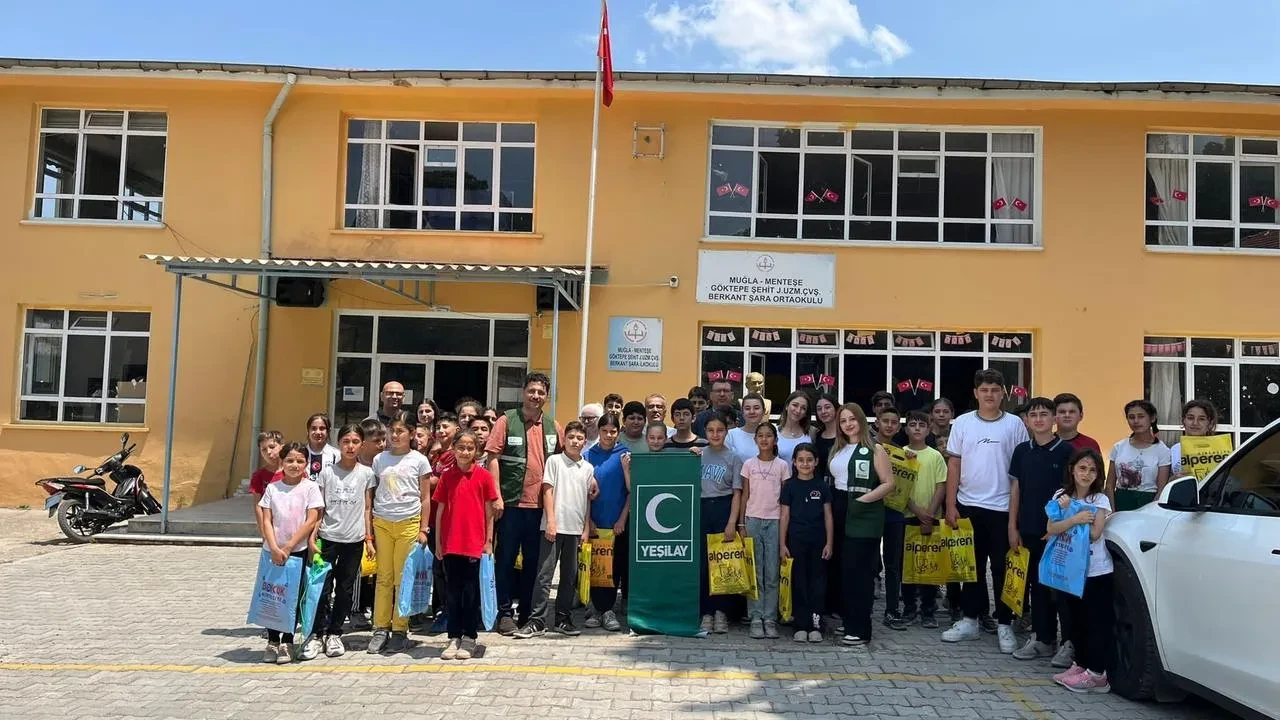 Muğla Sıtkı Koçman Üniversitesi öğrencileri köy okulunu sevindirdi