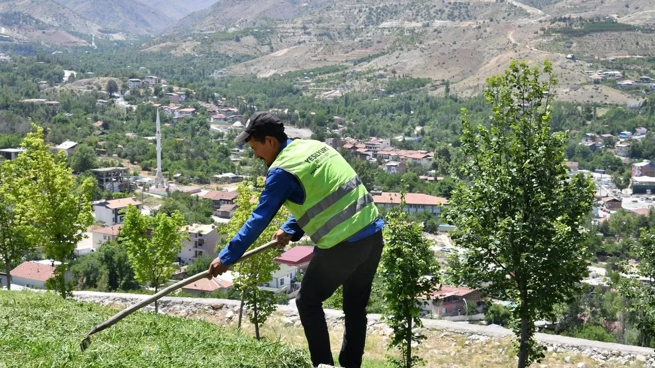 Yeşilyurt parkları yaz sezonuna hazır hale geliyor
