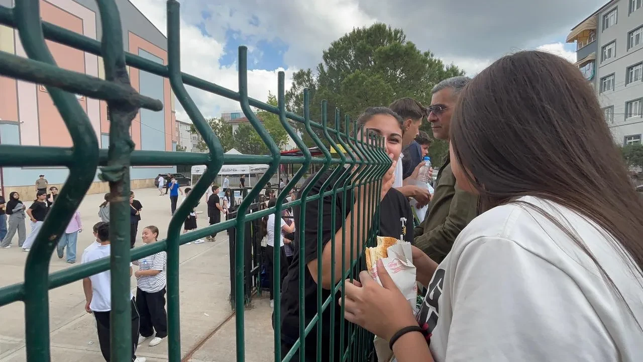 LGS öğrencileri Yenikent Lisesinde tel örgüden buluştu