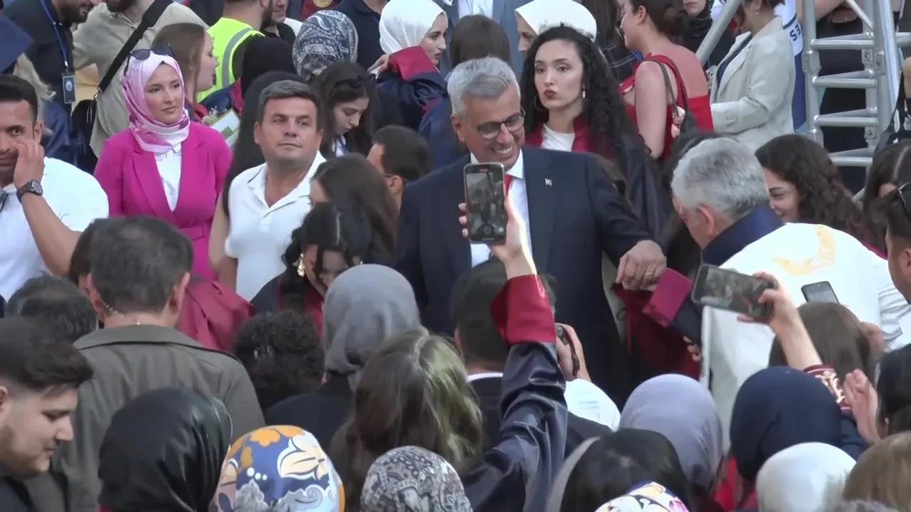 Bakan Memişoğlu mezuniyet töreninde öğrencilerle horon tepti