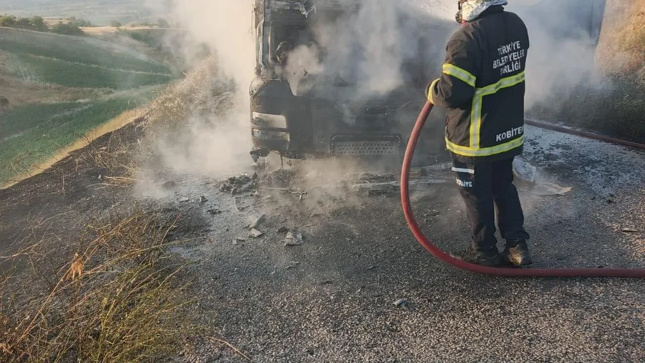 Suluova yolunda beton mikseri alev alev yandı