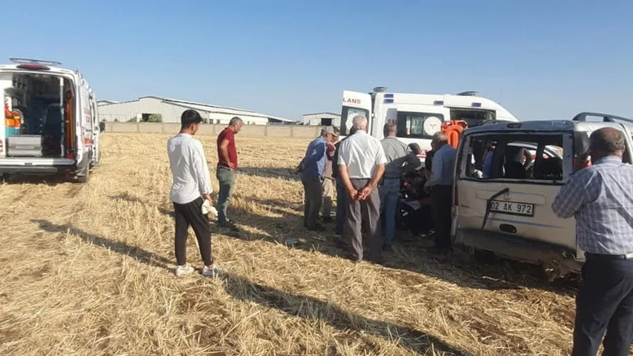 Adıyamanda hafif ticari araç tarlaya yuvarlandı