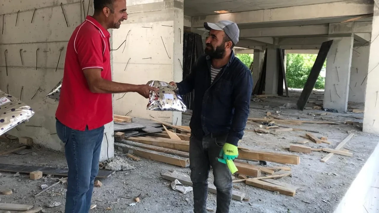 Kızılay gönüllüleri Ağrıda çalışan babaları sevindirdi