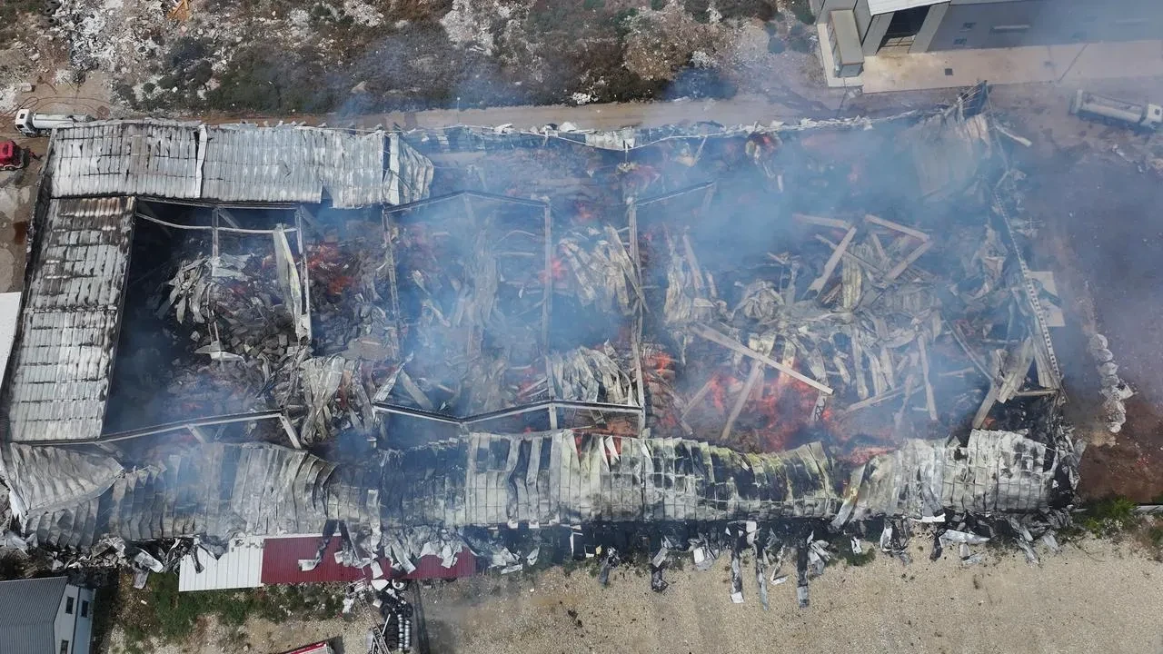 Mersin pamuk deposundaki yangın havadan görüntülendi