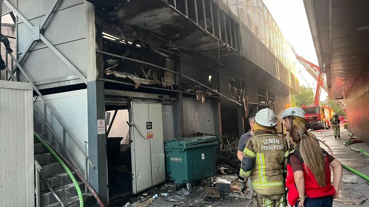 İzmir Konak hastane yanındaki depo yangını söndürüldü