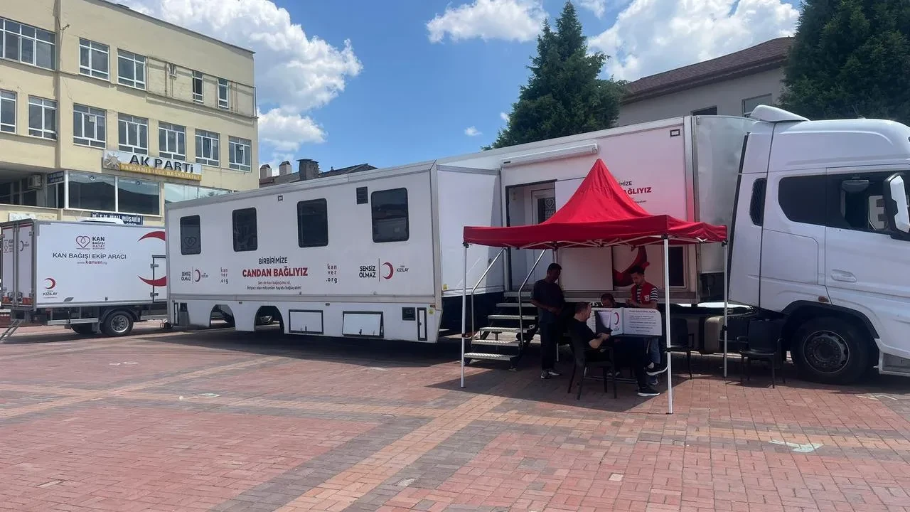 Kızılay kan bağışı tırı Tavşanlı Meydanında hizmet veriyor