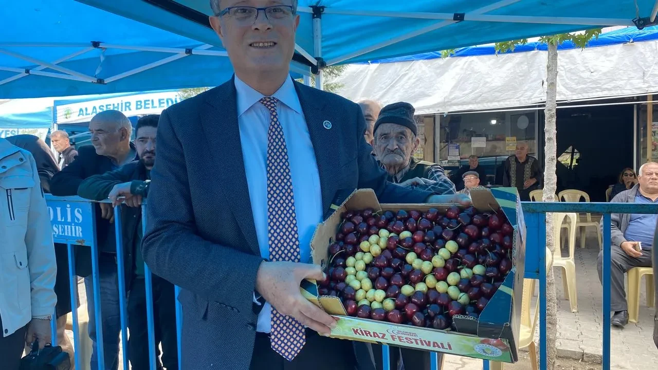 Manisada Uluderbent kiraz festivali büyük ilgi gördü