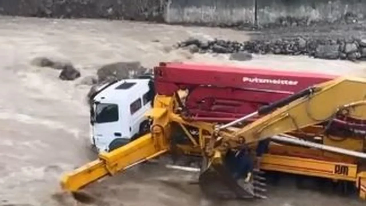 Artvin Hopa iş makineleri taşkın sularında kaldı