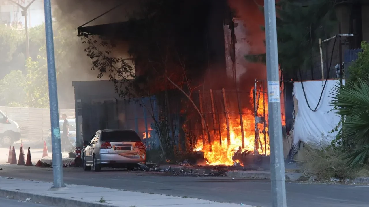 İzmir Konak plastik fabrikası yangınında hastane boşaltıldı