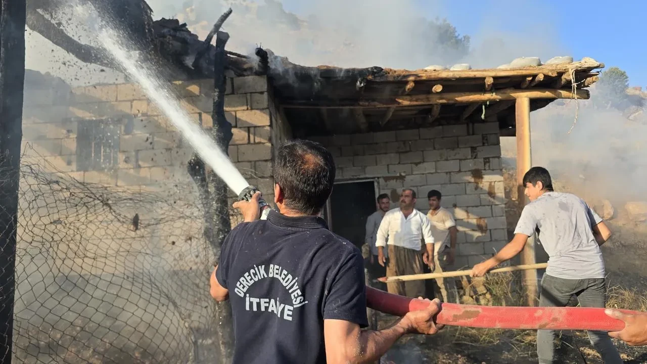 Hakkaride bin balya ot köy ahırında yandı