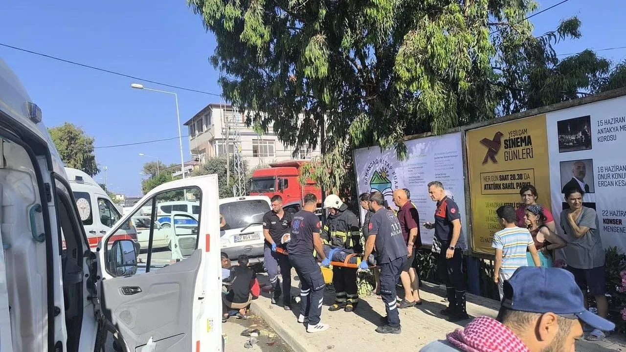 Samandağ Deniz Mahallesinde iki araç çarpışarak kaza yaptı