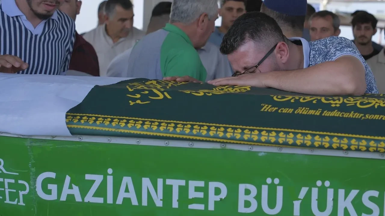 Binlerce balonla moral verilen Elif Azra vefat etti