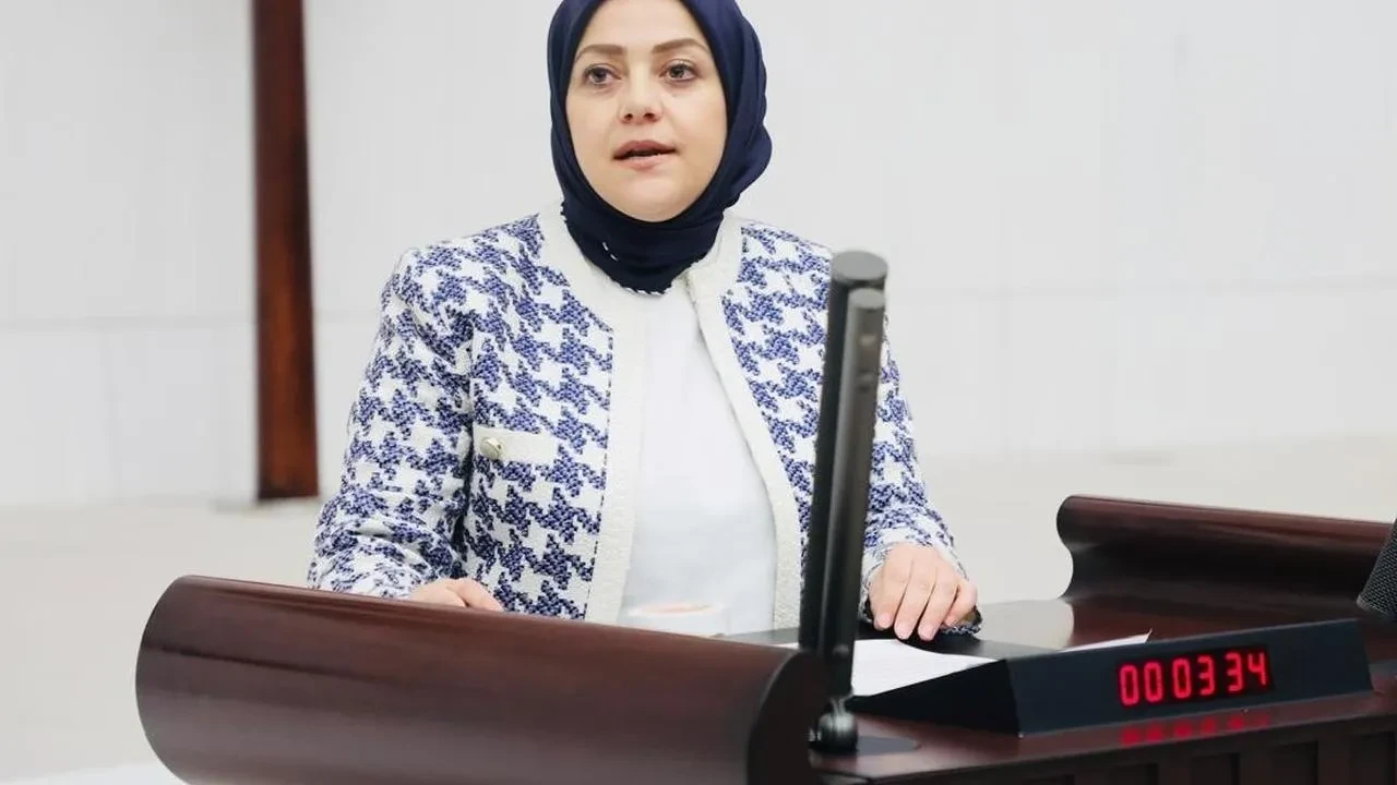Denizli Milletvekili Ün tesettürlü kadına destek verdi
