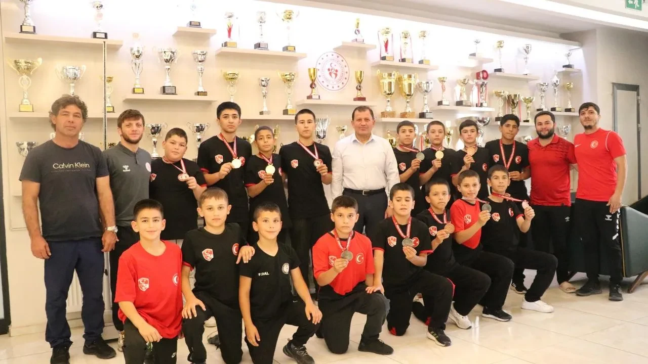 Kayserili minik güreşçiler Sivasta 11 madalya kazandı