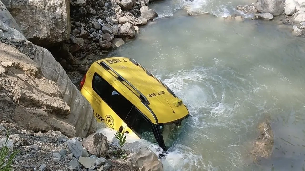 Düzcede taksi dere yatağına uçarak devrildi