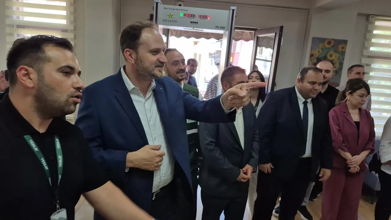 Bartında motosiklet sürücüsü araç kapısına çarparak yaralandı