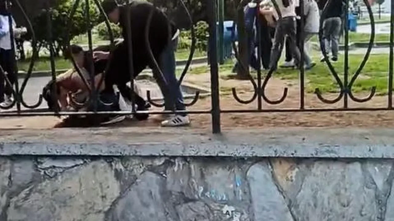 Başakşehir parkında çocuk grupları şiddetle kavga etti