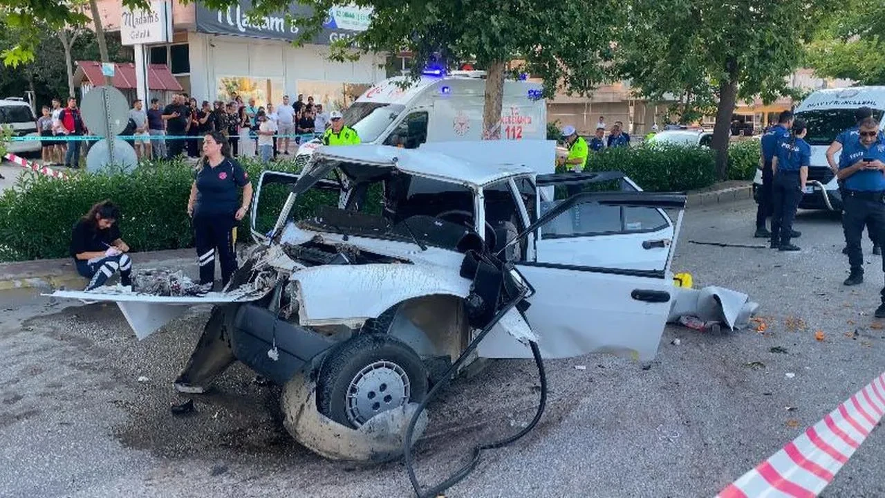 Denizlide Tofaş ağaca çarparak hurdaya döndü