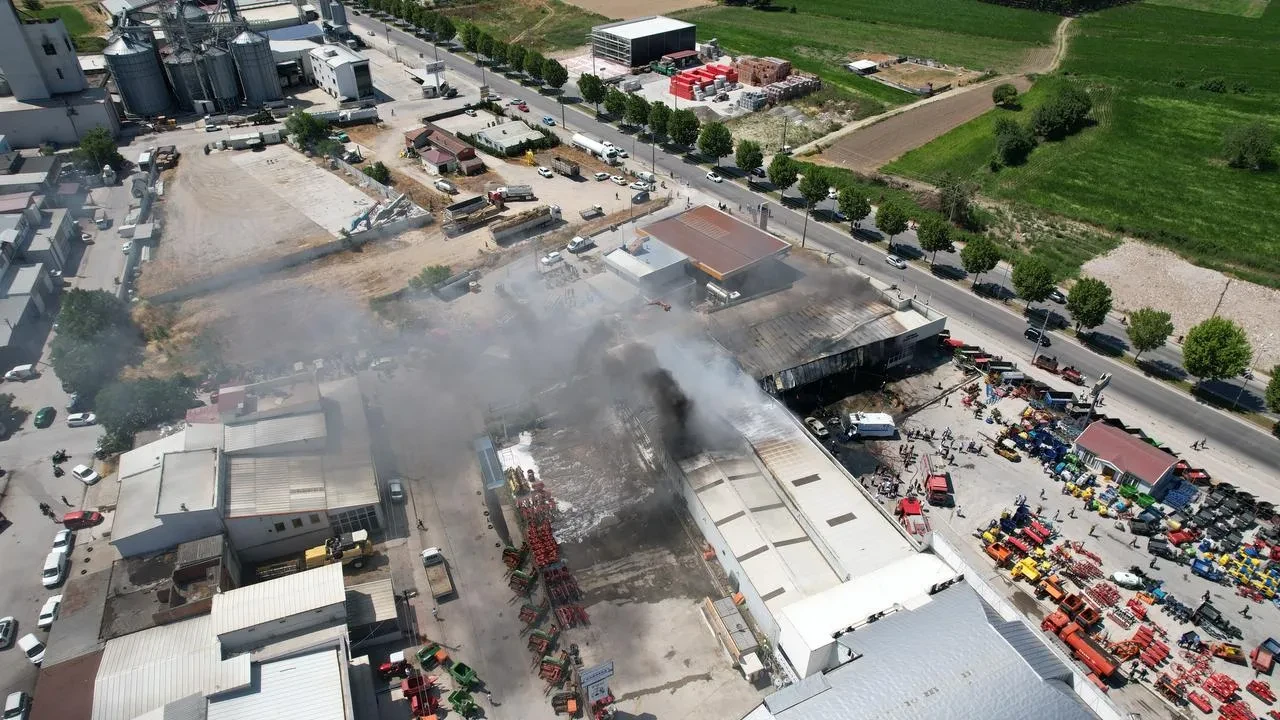 Sakarya traktör bayisinde büyük yangın kontrol altına alındı