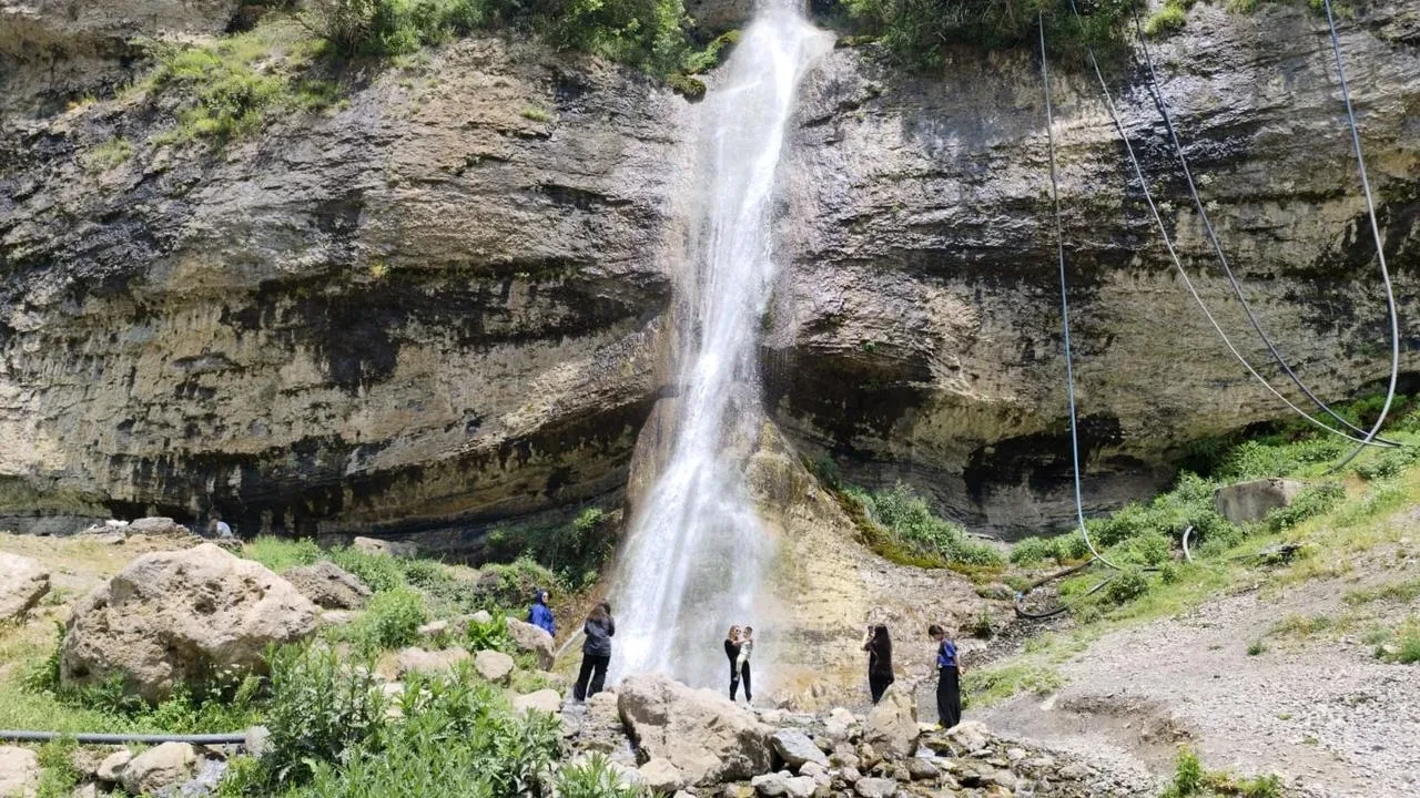 Ağaçdibi Şelalesi Hakkaride binlerce turisti ağırladı