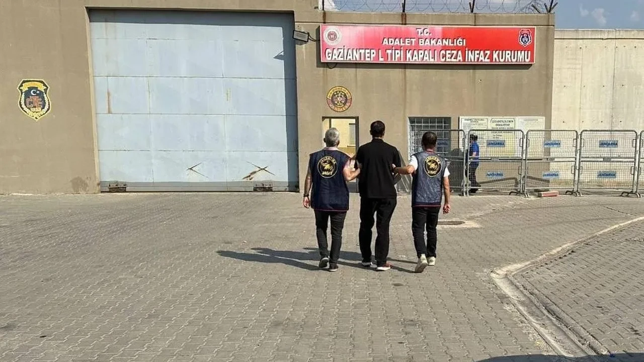 Gaziantep jandarması 12 yıllık hükümlüyü Şehitkamilden çıkardı