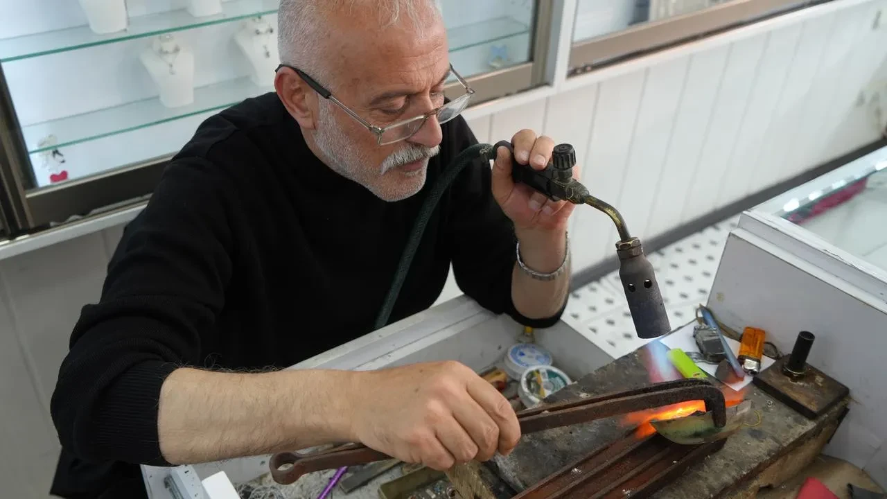 Bayburt gümüş ustası Aziz Kantar sanatını yaşatıyor