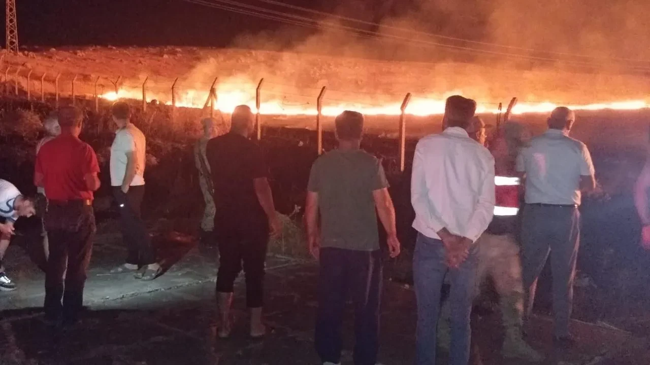 Kurtalan ve Siirt itfaiyesi anız yangınını söndürdü