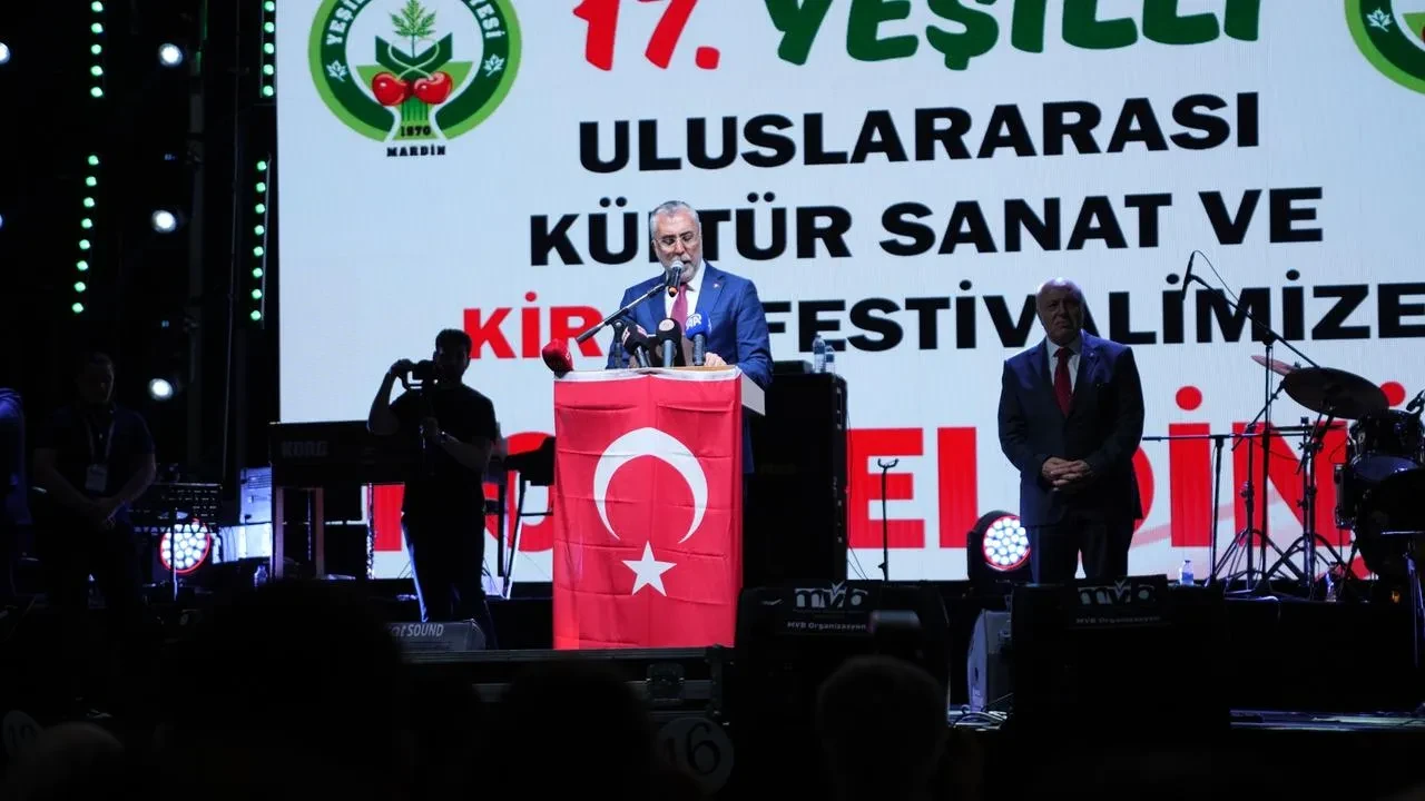 Bakan Işıkhan Yeşilli kiraz festivalinde vatandaşlarla buluştu