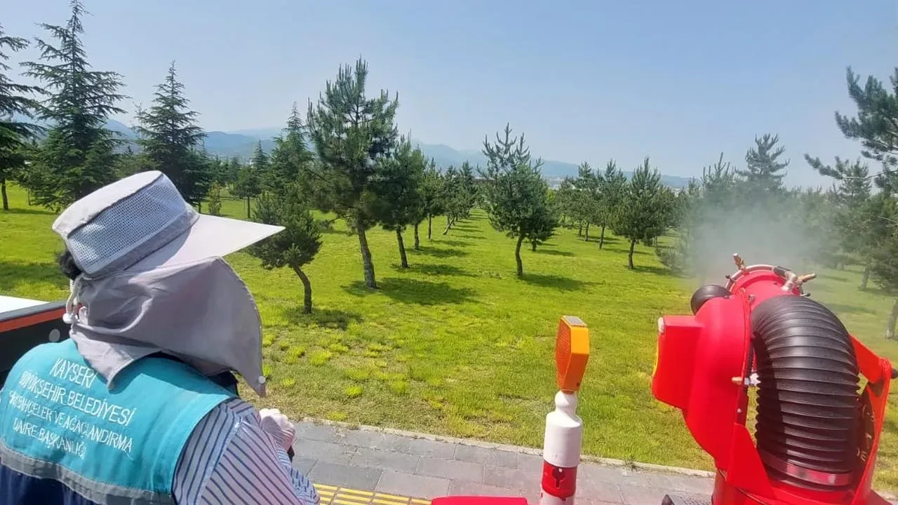 Kayseri parklarında gece ilaçlama çalışmaları başladı