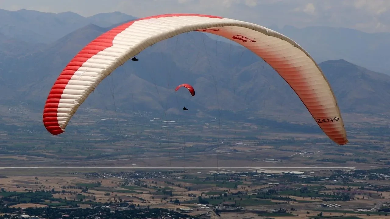 Erzincanda öğretmen paraşütle evlilik teklifi yaptı