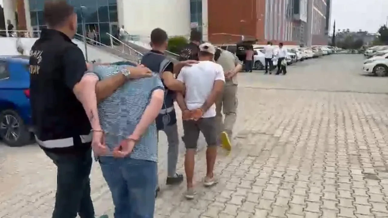 İskenderun polisi aranan üç şüpheliyi ele geçirdi