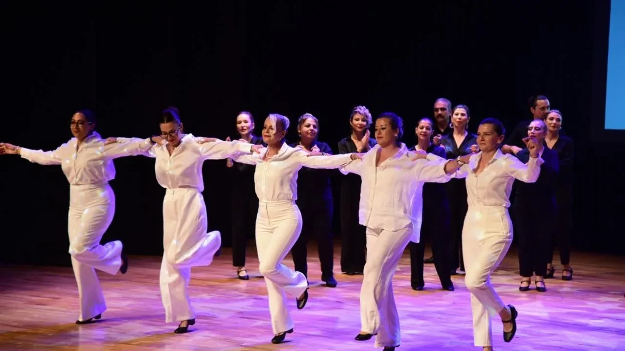 Anadolu Üniversitesinde Sirtaki ve Zeybek buluştu