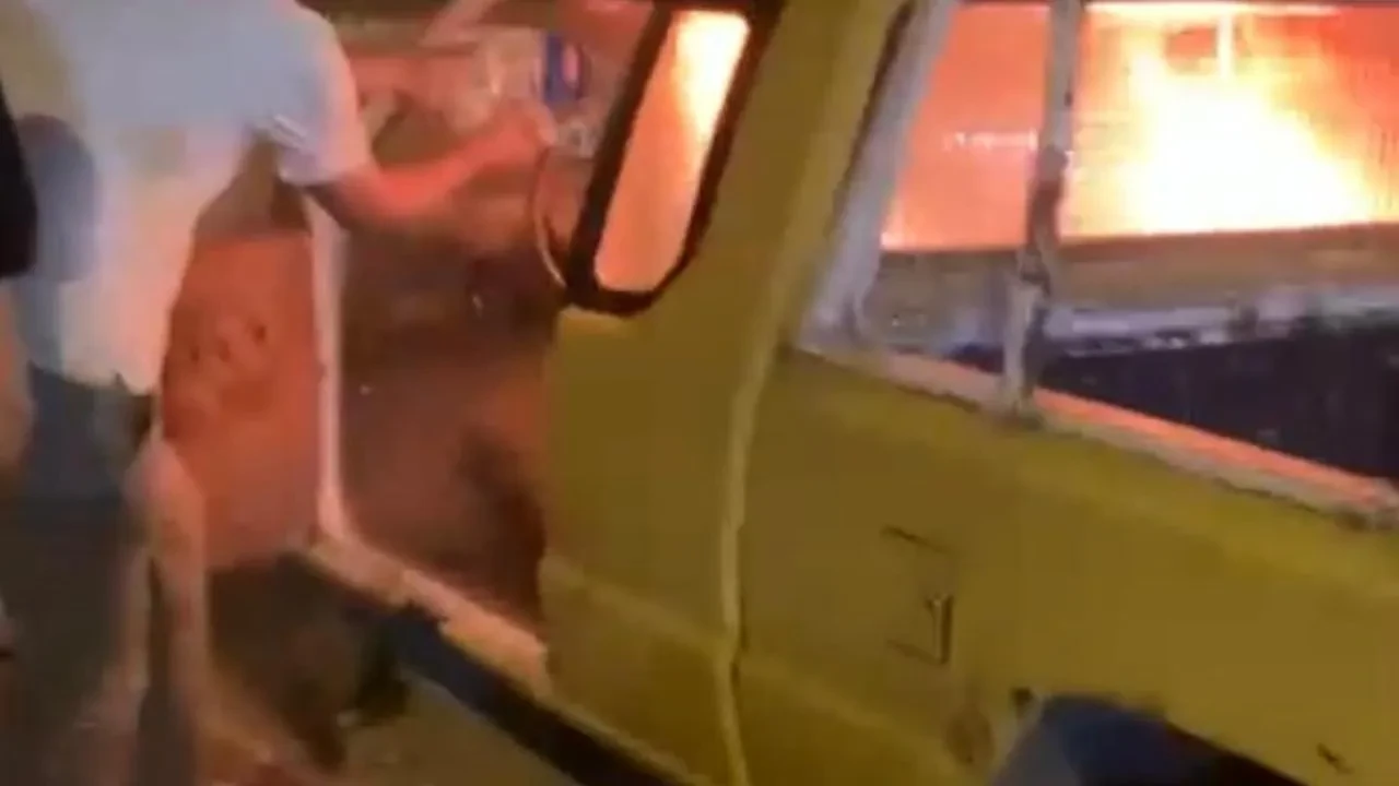 Park halindeki kamyonet Tekirdağ Çorluda alev aldı