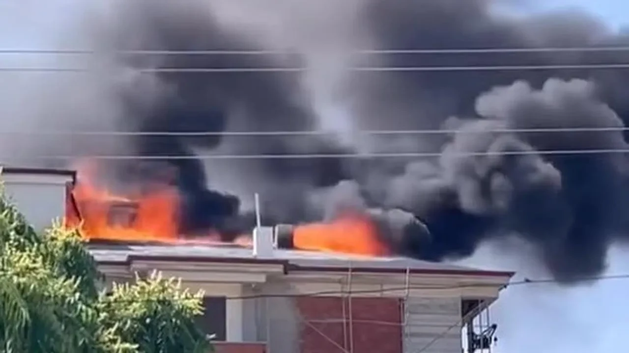 Elazığ Abdullahpaşa Mahallesinde inşaat çatısı alev aldı