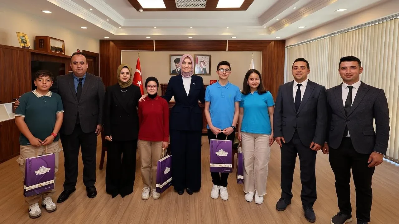 Vali Yiğitbaşı öğrencilerle Lavanta dergisi için buluştu