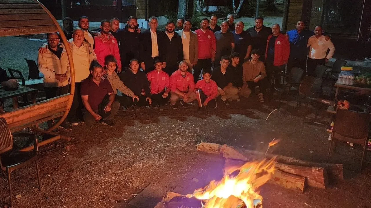 Başkan Sezer Kırkpınar pehlivanlarını kampta ziyaret etti