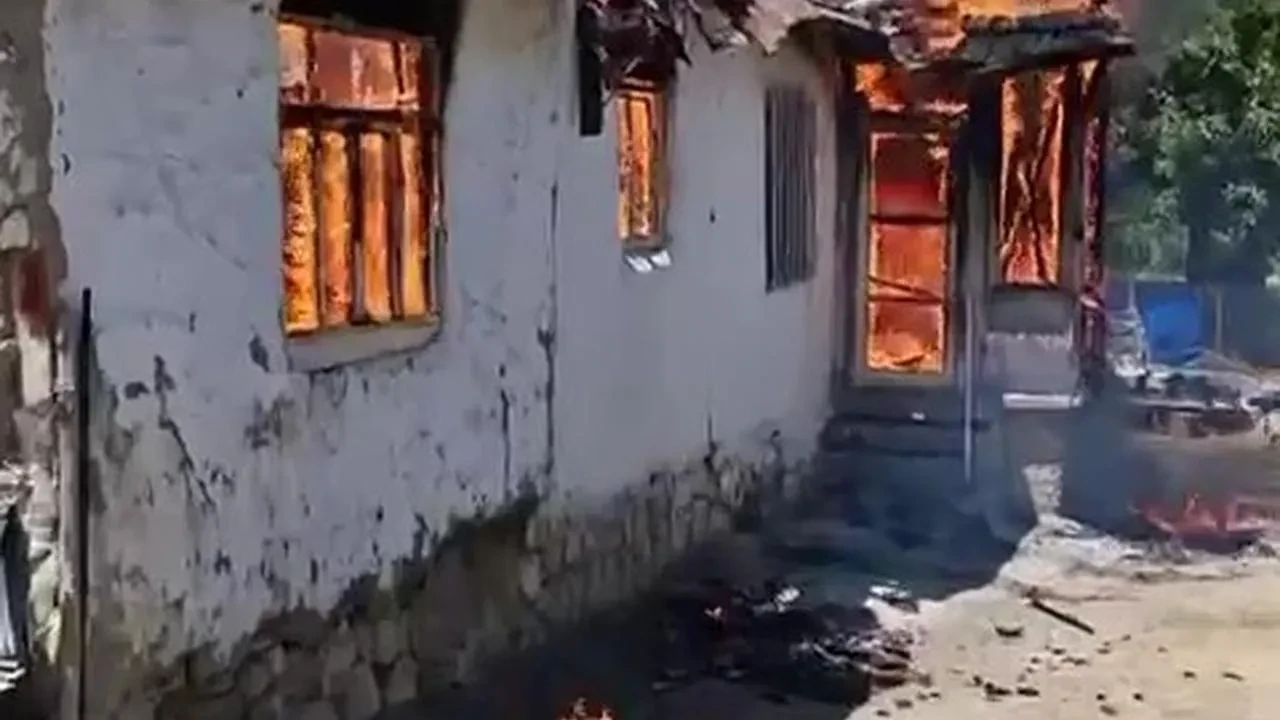 Amasya Ovasaray köyündeki kerpiç ev tamamen yandı