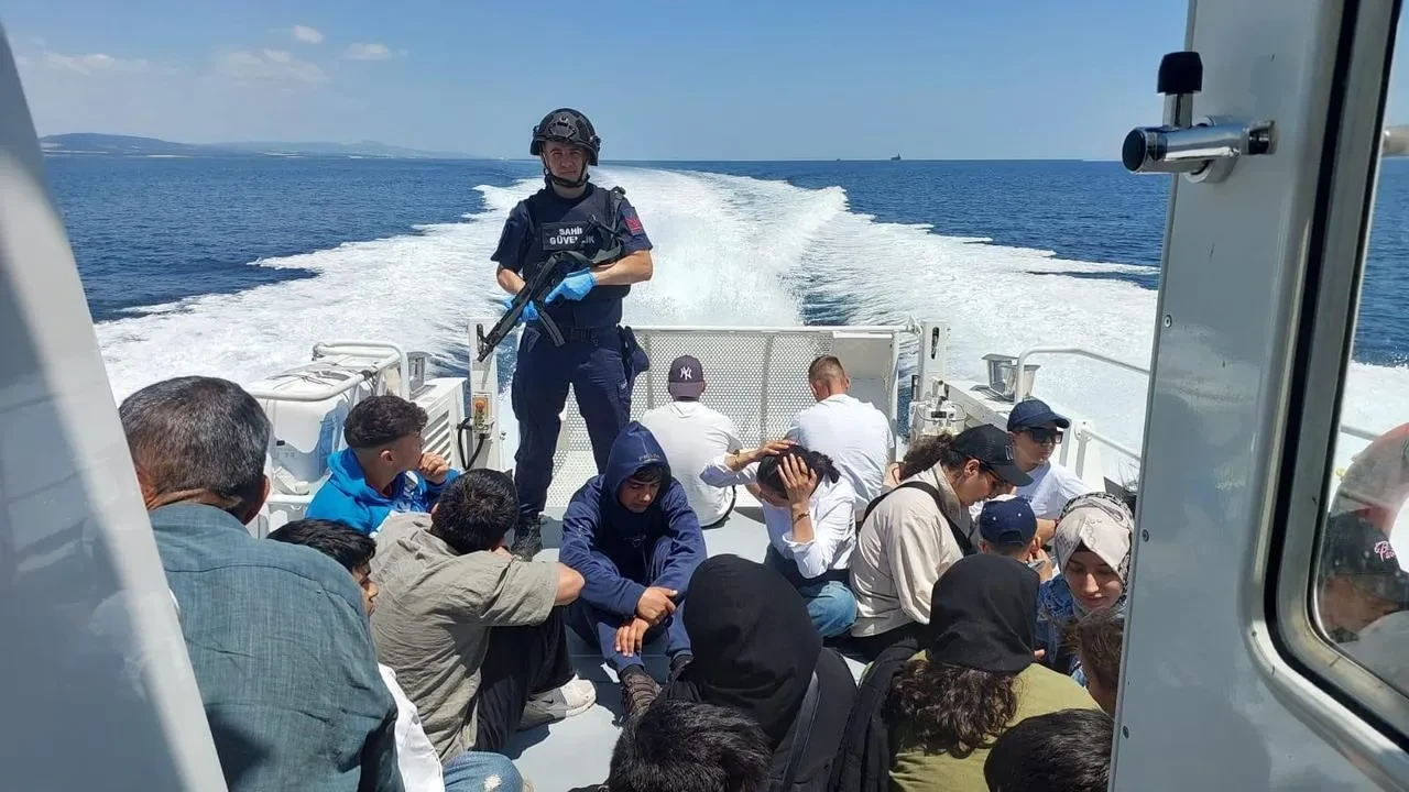 Gelibolu açıklarında kaçak göçmenler yelkenli teknede yakalandı
