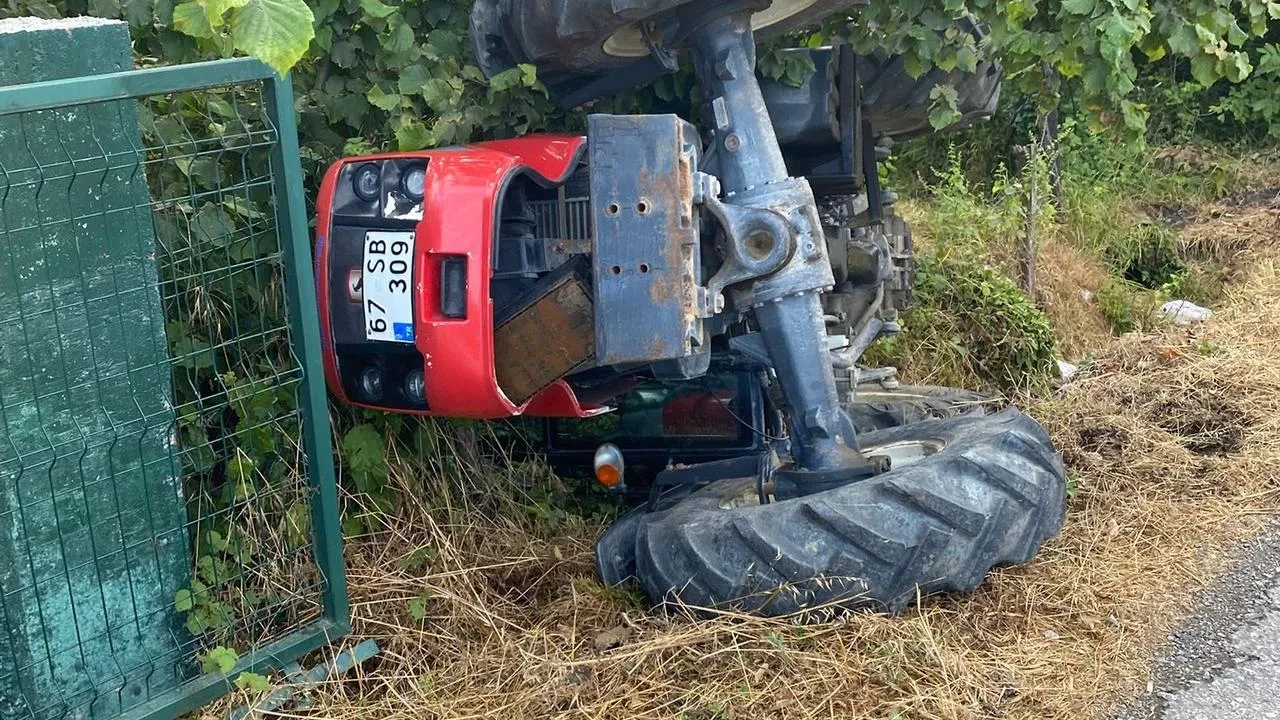 Zonguldak Alaplı yolunda traktör devrilmekten son anda kurtuldu