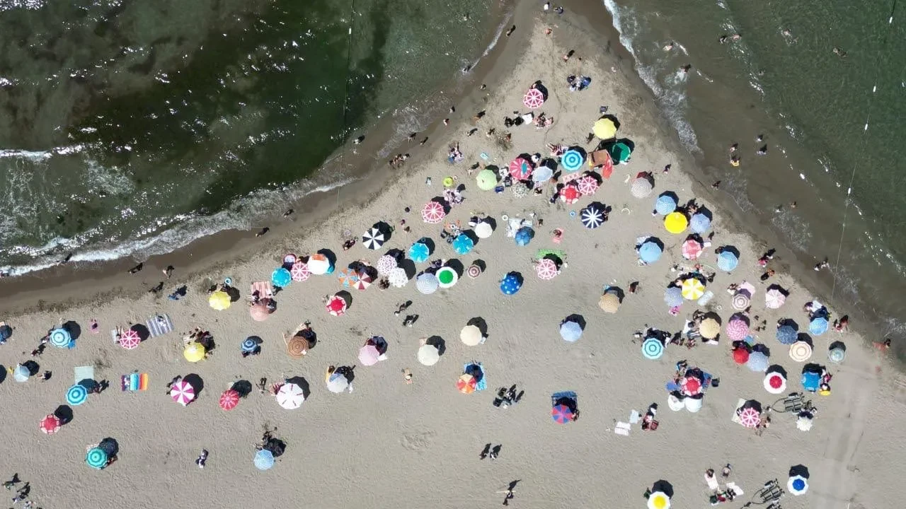 Karasu Sahili yaz sezonunda rekor kalabalığa ulaştı