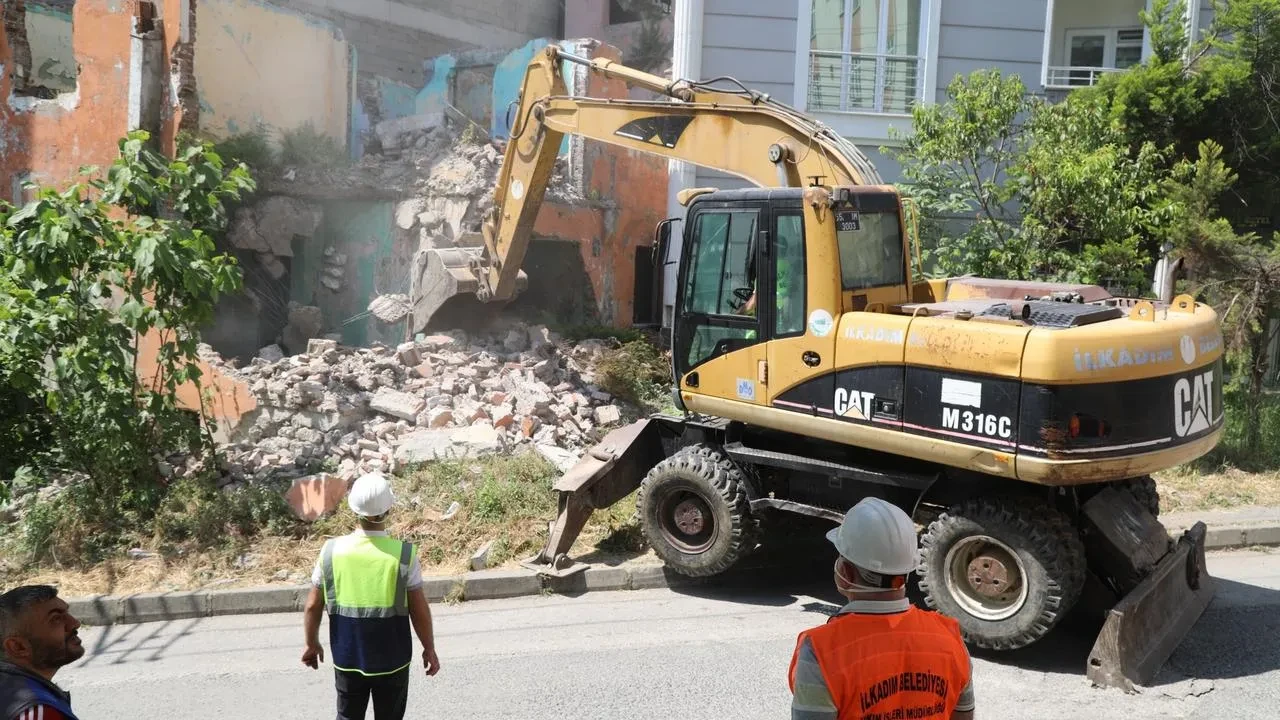 İlkadım Belediyesi metruk binaları güvenlik için yıkıyor