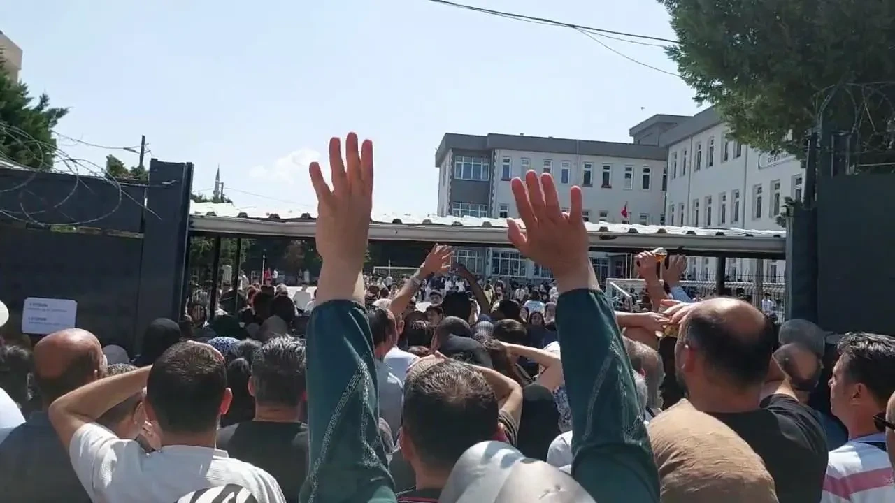 Bursa velileri LGS sınavında okul duvarlarına tırmandı